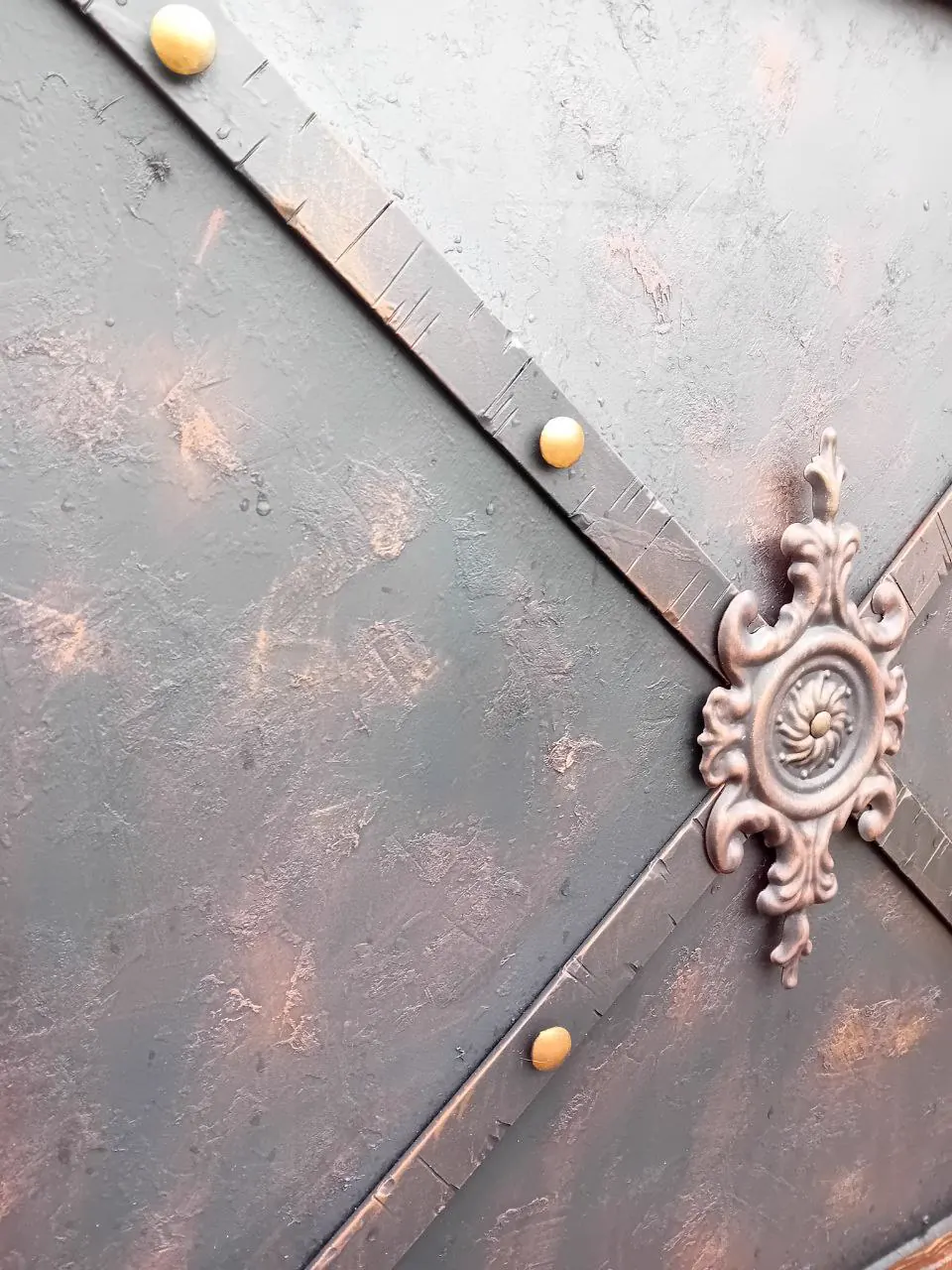 Detail nýtovaného spoje a dekorativního kování na bráně