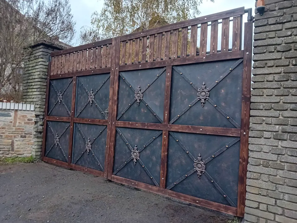 Křídlová brána z kovu s patinou a kovanými detaily