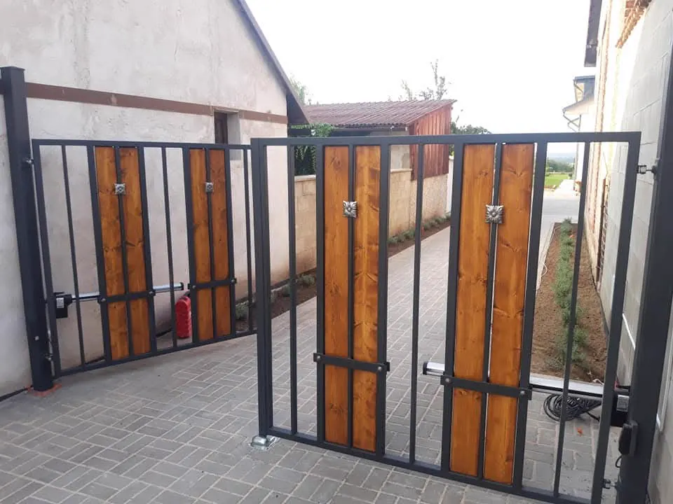 Moderní brána s ocelovým rámem a dřevěnými lamelami