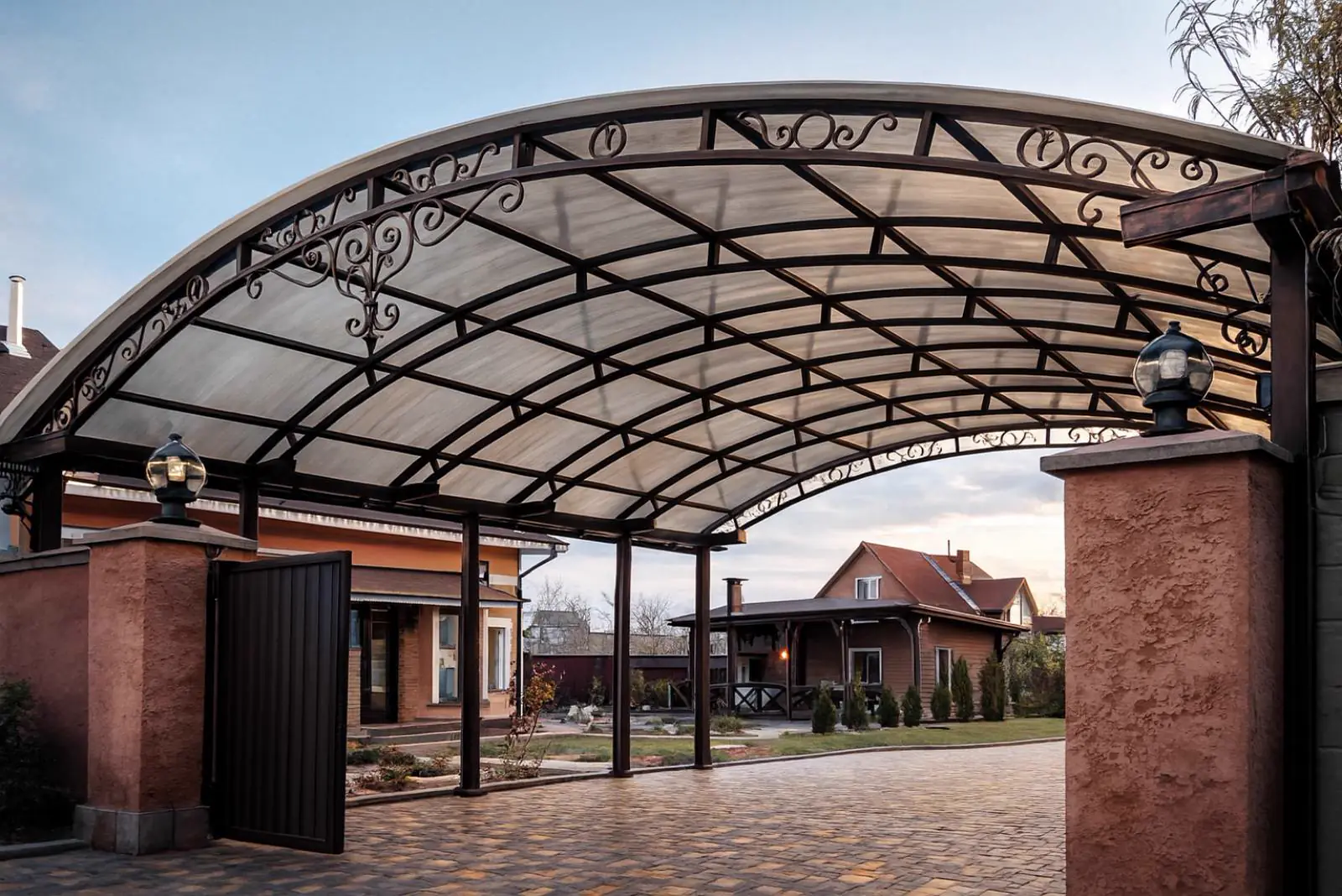 Vizualizace obloukového přístřešku s kovanými ornamenty mezi zděnými pilíři