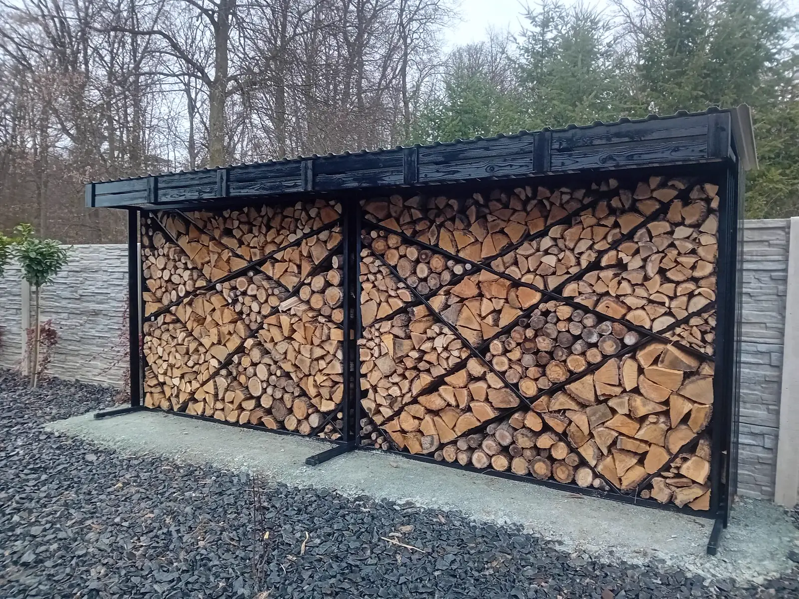 Detail konstrukce přístřešku na palivové dříví