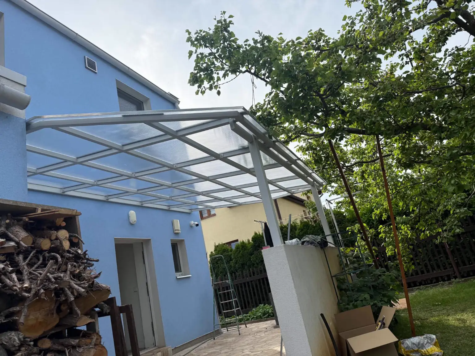Dokončené ocelové zastřešení terasy u rodinného domu
